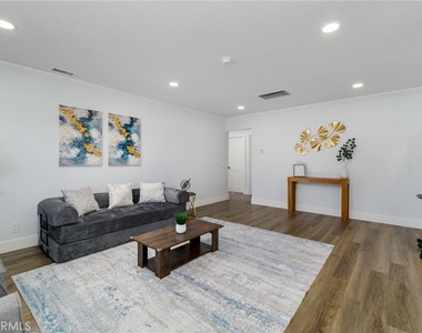 8017 Cambridge Avenue - Photo Thumbnail 5