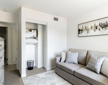 1340 E Hillcrest Drive - Photo Thumbnail 8