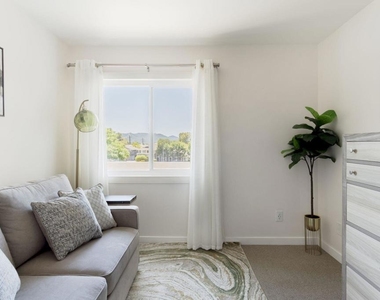 1340 E Hillcrest Drive - Photo Thumbnail 7