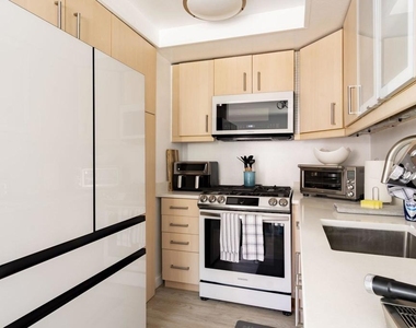 1340 E Hillcrest Drive - Photo Thumbnail 2