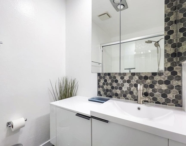 1340 E Hillcrest Drive - Photo Thumbnail 14