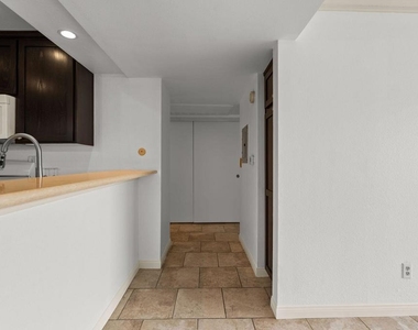 5325 Newcastle Avenue - Photo Thumbnail 16