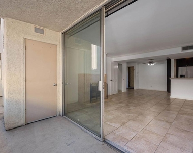 5325 Newcastle Avenue - Photo Thumbnail 8