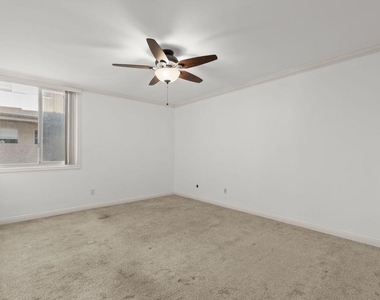 5325 Newcastle Avenue - Photo Thumbnail 12