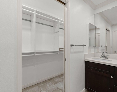 5325 Newcastle Avenue - Photo Thumbnail 14