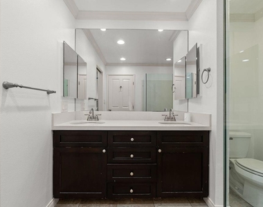 5325 Newcastle Avenue - Photo Thumbnail 13
