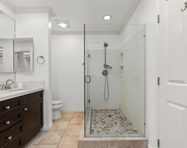 5325 Newcastle Avenue - Photo Thumbnail 15