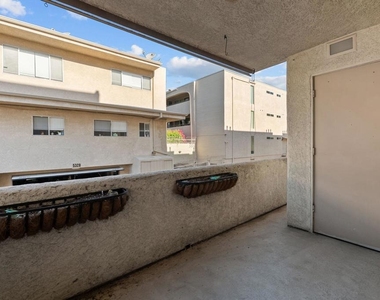 5325 Newcastle Avenue - Photo Thumbnail 7