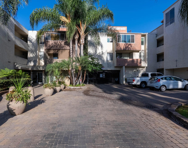 5325 Newcastle Avenue - Photo Thumbnail 30