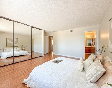 1034 E Romney Drive - Photo Thumbnail 19