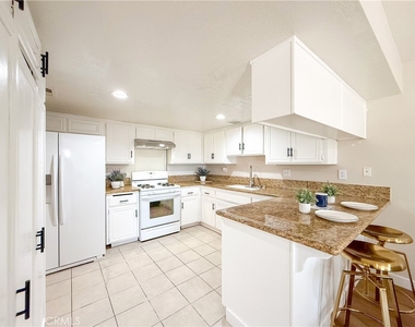 1034 E Romney Drive - Photo Thumbnail 11