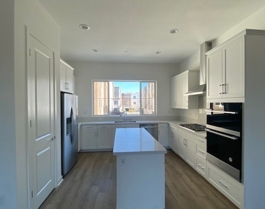 1055 Cadence - Photo Thumbnail 16