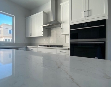 1055 Cadence - Photo Thumbnail 15