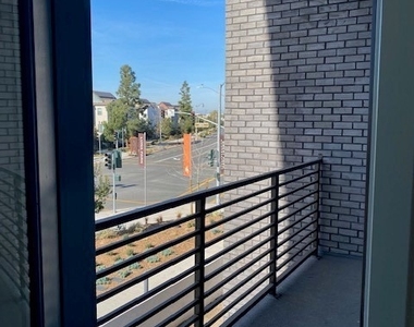 1055 Cadence - Photo Thumbnail 6