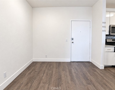 11657 Oxnard Street - Photo Thumbnail 19