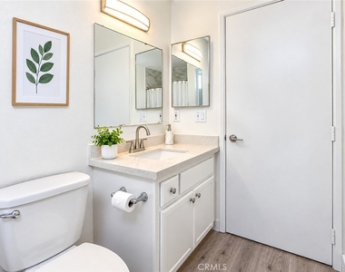 11657 Oxnard Street - Photo Thumbnail 3