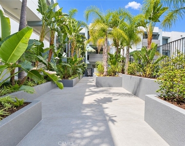 11657 Oxnard Street - Photo Thumbnail 6