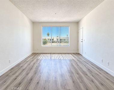 11657 Oxnard Street - Photo Thumbnail 22