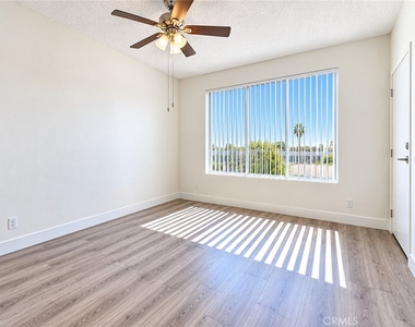 11657 Oxnard Street - Photo Thumbnail 7