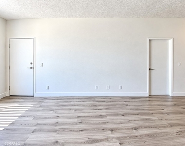 11657 Oxnard Street - Photo Thumbnail 8