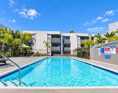 11657 Oxnard Street - Photo Thumbnail 14
