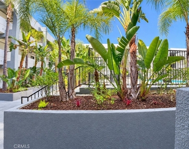 11657 Oxnard Street - Photo Thumbnail 20