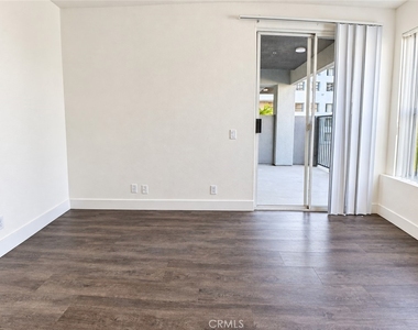 11657 Oxnard Street - Photo Thumbnail 4