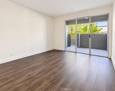 11657 Oxnard Street - Photo Thumbnail 18