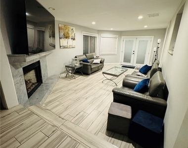 13027 Aetna Street - Photo Thumbnail 3