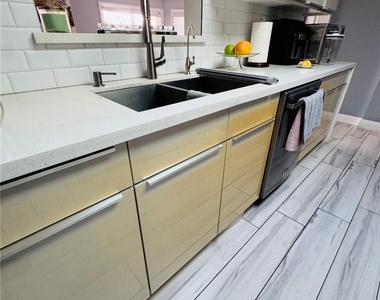 13027 Aetna Street - Photo Thumbnail 5