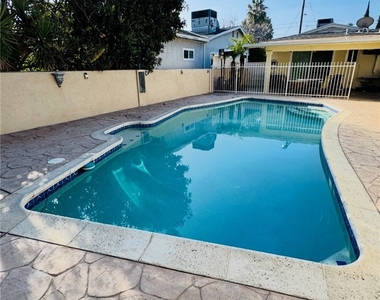 13027 Aetna Street - Photo Thumbnail 7