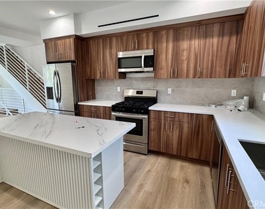 5635 Klump Avenue - Photo Thumbnail 4