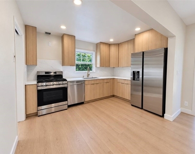 22716 Berdon Street - Photo Thumbnail 7