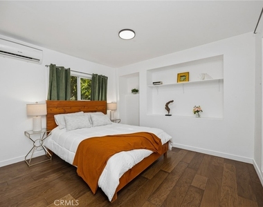 1930 Weepah Way - Photo Thumbnail 12