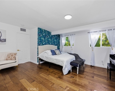1930 Weepah Way - Photo Thumbnail 23