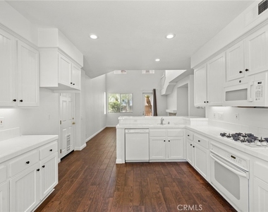 12 Danbury - Photo Thumbnail 4