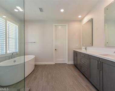 121 Linda Vista - Photo Thumbnail 18