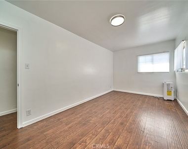 3011 S West View - Photo Thumbnail 13