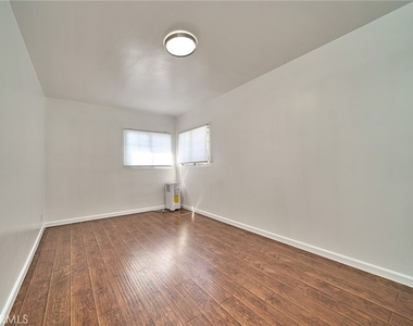 3011 S West View - Photo Thumbnail 11