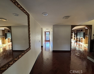2840 Hudson Avenue - Photo Thumbnail 4