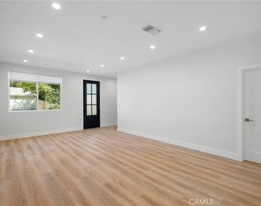 11626 Weddington Street - Photo Thumbnail 5