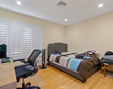 823 Moorside - Photo Thumbnail 26
