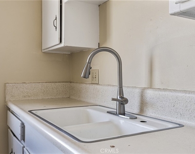 572 N 6th Street - Photo Thumbnail 10
