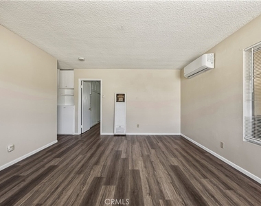572 N 6th Street - Photo Thumbnail 3