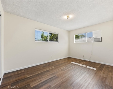 574 N 6th Street - Photo Thumbnail 4