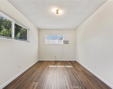 574 N 6th Street - Photo Thumbnail 5