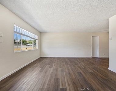 574 N 6th Street - Photo Thumbnail 3