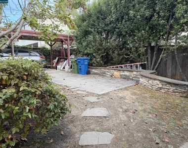 556 Liberty St - Photo Thumbnail 10