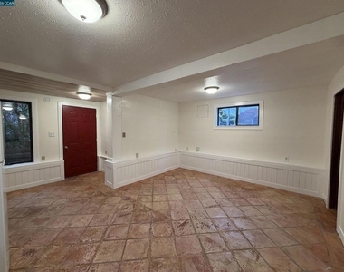 556 Liberty St - Photo Thumbnail 1