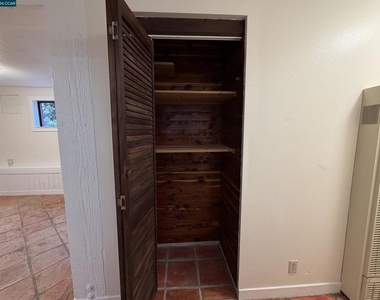 556 Liberty St - Photo Thumbnail 3